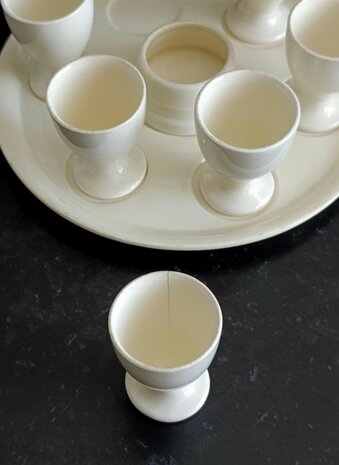 Coci&eacute;t&eacute; C&eacute;ramique Maestricht Plateau met eierdopjes 
