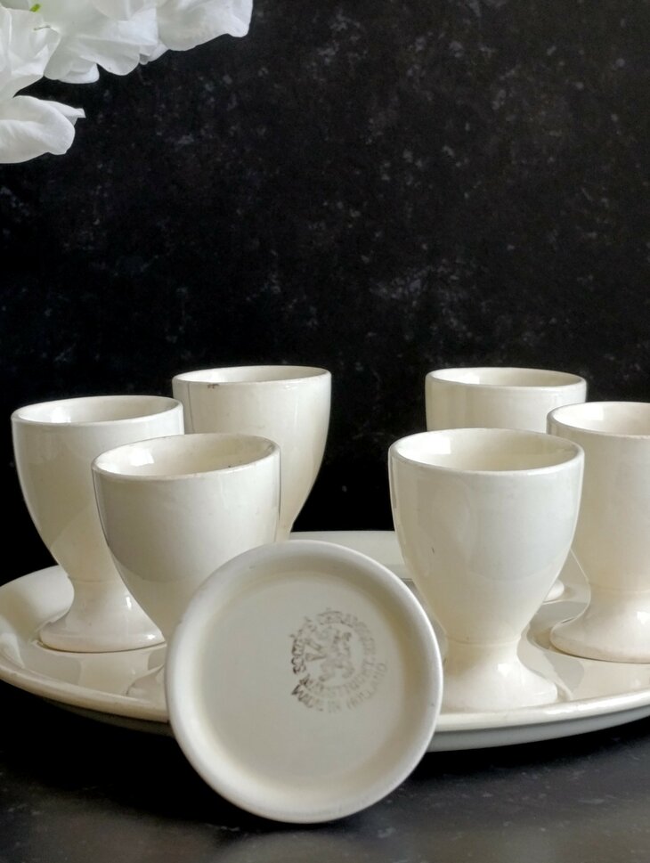 Coci&eacute;t&eacute; C&eacute;ramique Maestricht Plateau met eierdopjes 