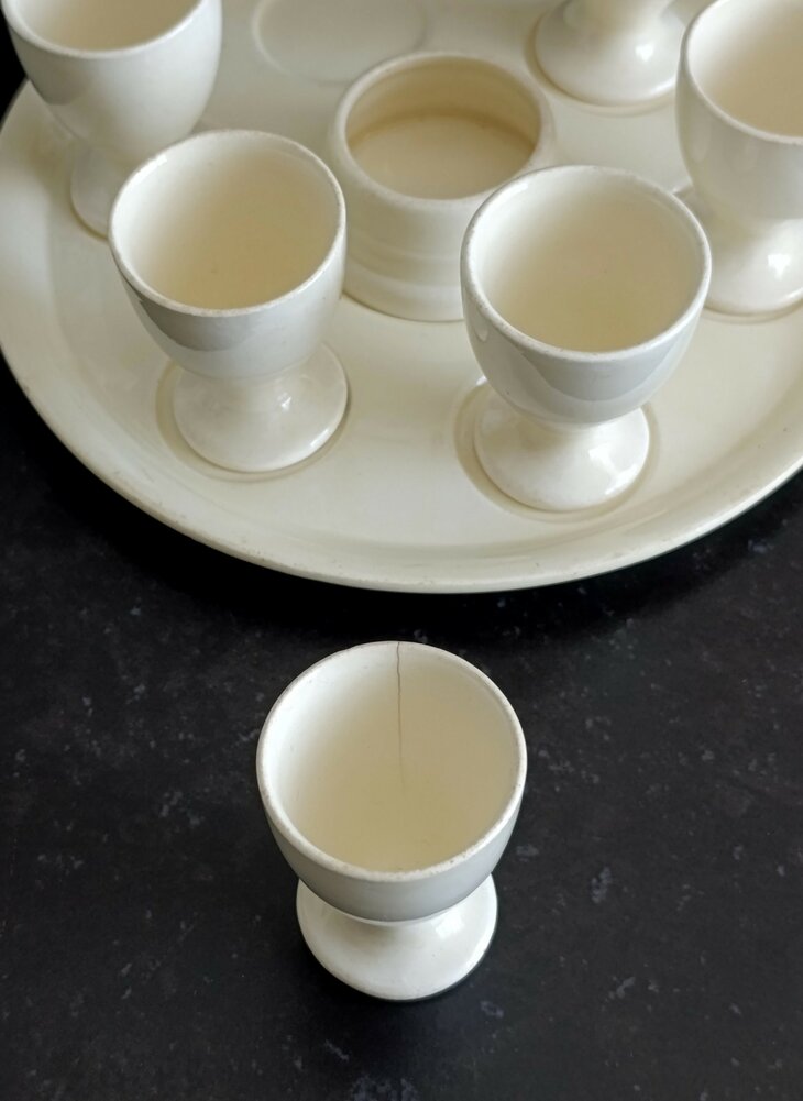 Coci&eacute;t&eacute; C&eacute;ramique Maestricht Plateau met eierdopjes 