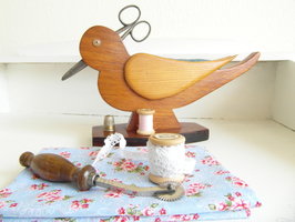 Houten eend met naaispulletjes *Verkocht* 