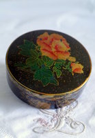 Laqué doosje met roosmotief