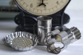 Vijf oude bakvormpjes en koffieloodje *Verkocht* 